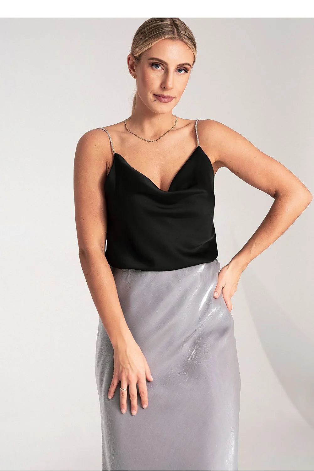 Tenue chic femme en satin et jupe crayon noir et gris occasion spéciale soirée élégante