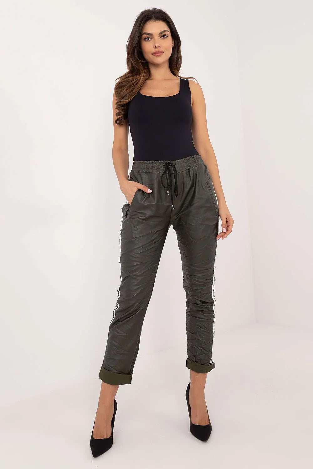 Pantalon femme Italy Moda coupe droite en éco-cuir viscosé polyester elastane taille haute jambes fuselées poches latérales vert olive