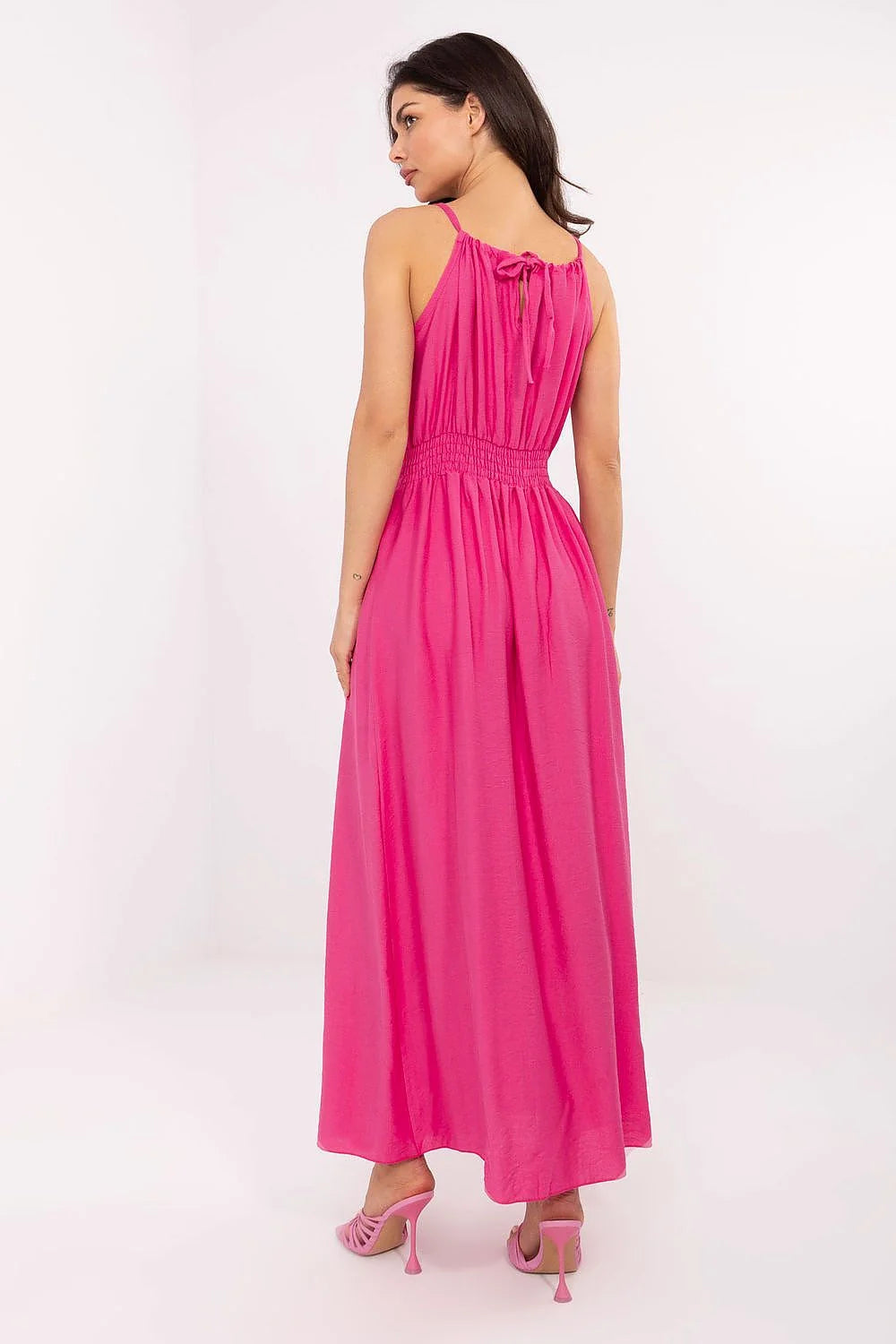 Robe d'été longue décontractée élégante encolure halter taille élastiquée fente latérale couleur rose vif matériau léger polyester viscose nylon femme