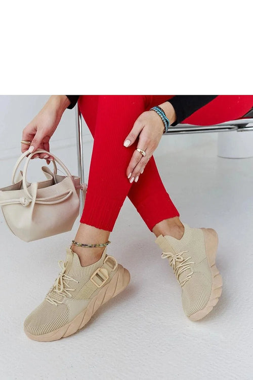 Baskets pour femmes design moderne épuré silhouette compacte tige maille beige clair semelle caoutchouc robuste fermeture lacets cordelette ajustable
