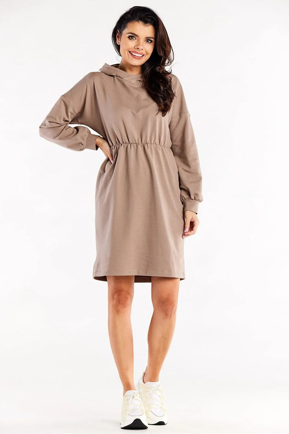 robe sweat capuche taupe manches longues poignets côtelés taille élastiquée cintrée coupe droite genou molleton coton élasthanne confortable décontractée