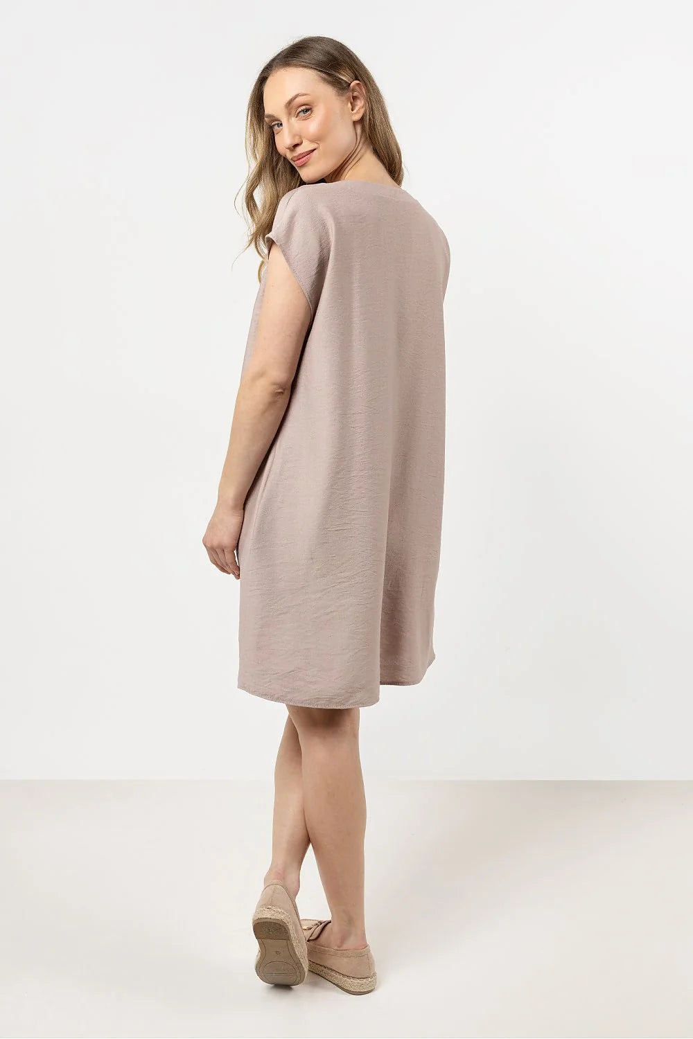 Robe de jour style simple coupe ample matière légère poches latérales femme été confort élégance minimaliste décontractée daily wear tissu doux respirant