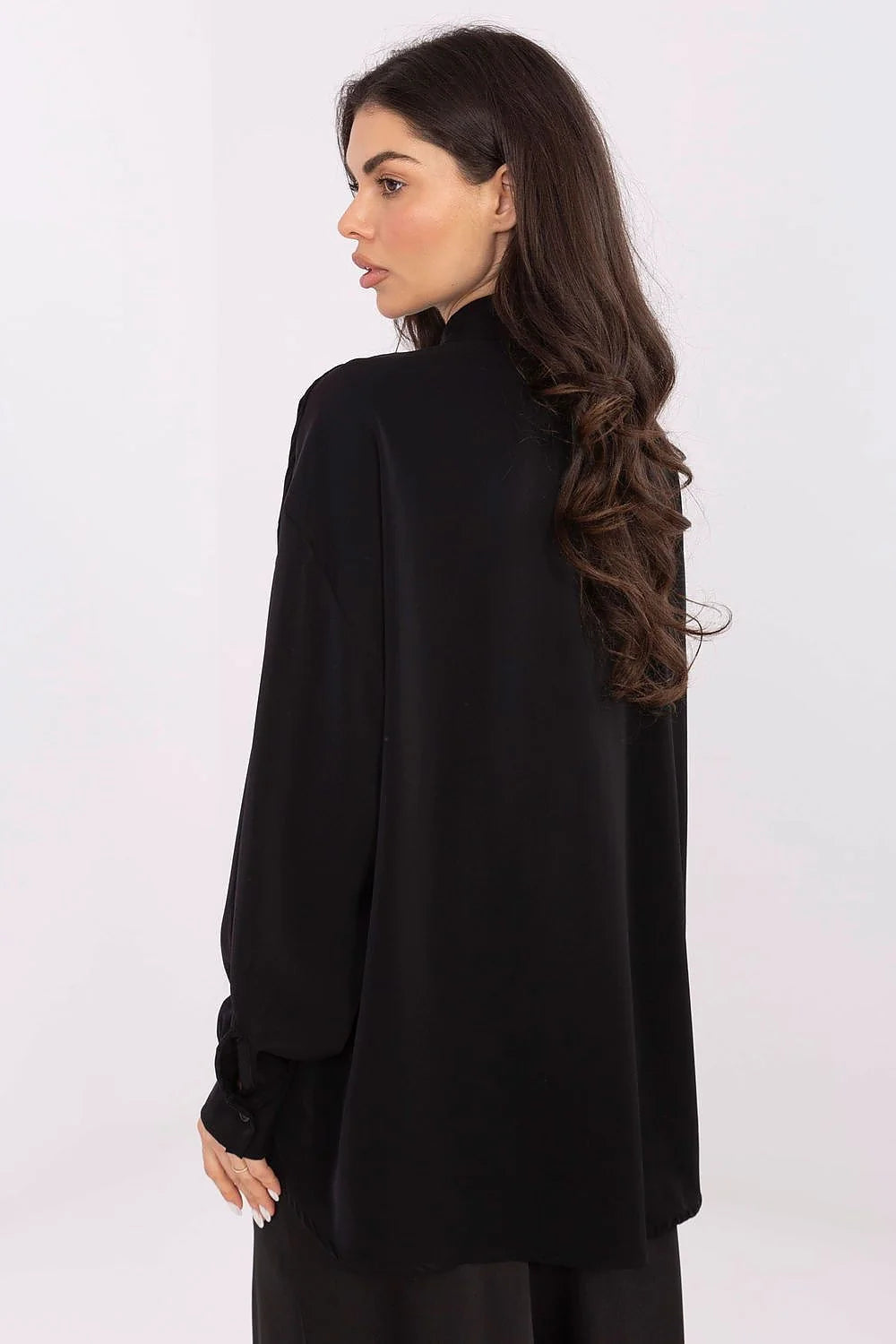 chemisier élégant femme polyester léger lisse fluide longue dos allongé col large orné jabot subtil manches bouffantes confortable moderne sophistiqué