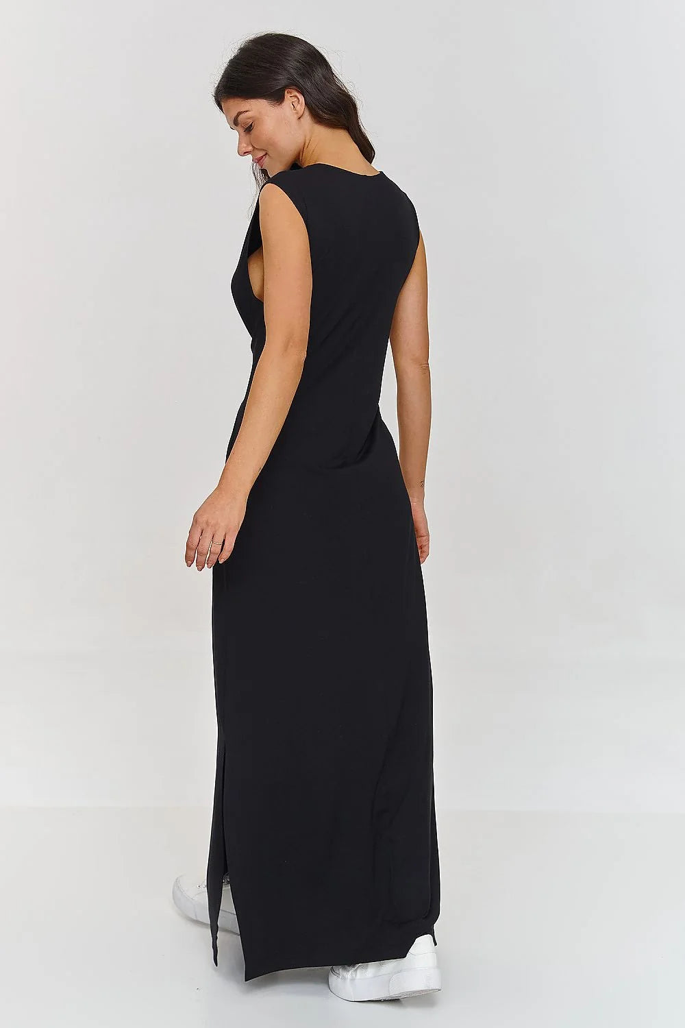 Robe de jour élégante noire longue sans manches ceinture nouée femme style intemporel coupe droite fente latérale