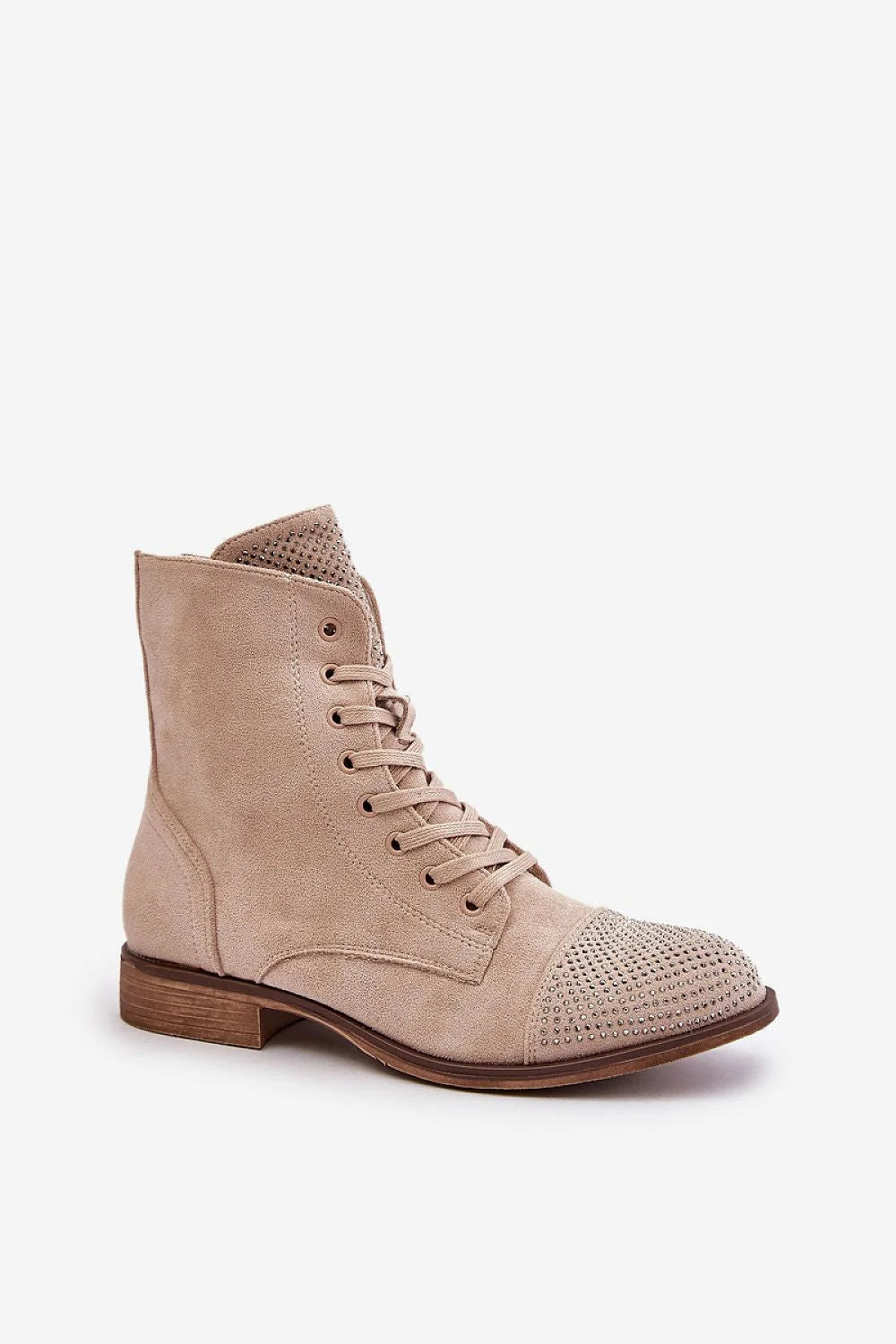 Bottes féminines élégantes en suédine écologique avec zip latéral et strass métalliques couleur beige clair pour tenues casual et urbaines