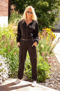 Combinaison noire femme style utilitaire manches longues coton élasthanne poches latérales coupe ample confortable veste quotidienne