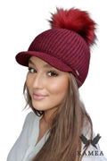 Bonnet d'hiver pour femme visière pompon maille tricotée laine mohair style moderne élégant bordeaux coupe ajustée finitions soignées