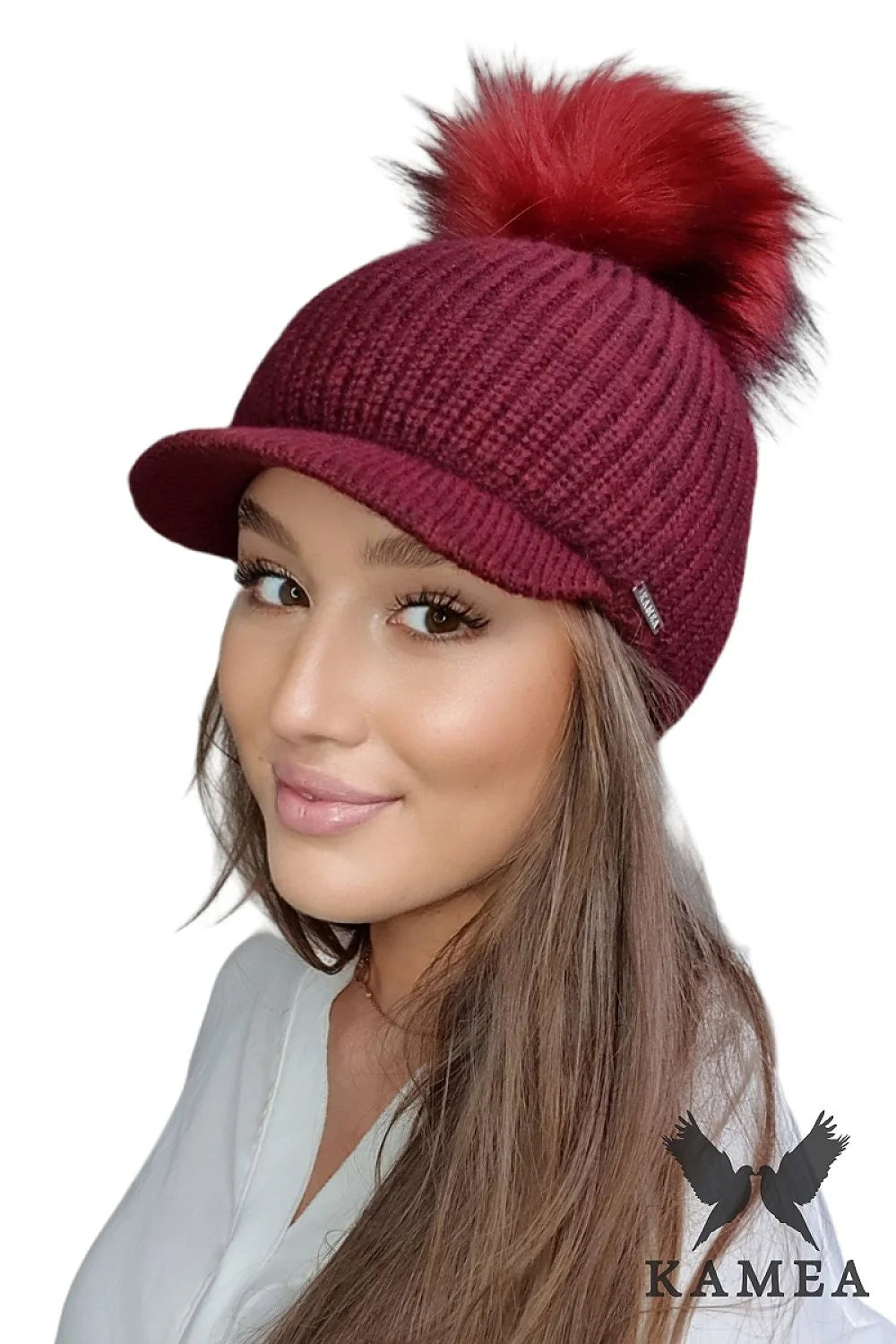 Bonnet d'hiver pour femme visière pompon maille tricotée laine mohair style moderne élégant bordeaux coupe ajustée finitions soignées