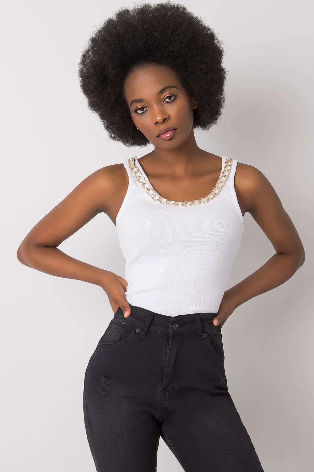 débardeur femme blanc côtelé coton élasthanne stretch ajusté slim bretelles larges encolure ronde chaîne dorée minimaliste polyvalent habillé