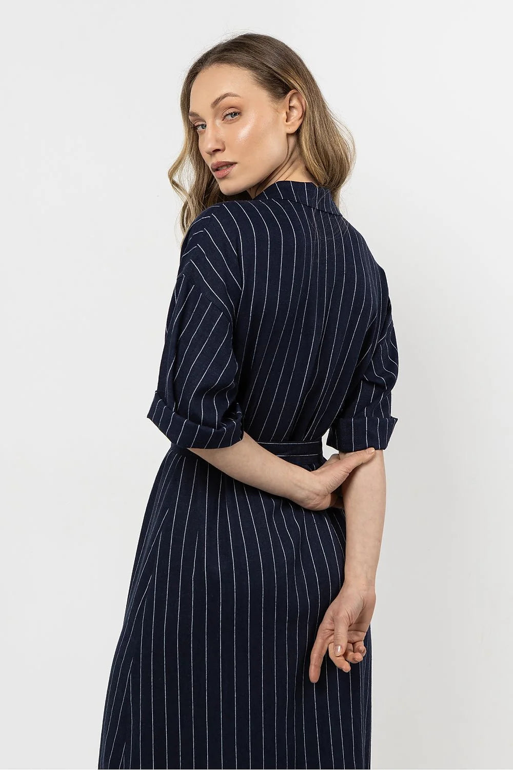 Robe chemisier awama longue en lin rayures bleu marine manches courtes col chemise boutonnage argenté ceinture assortie femme
