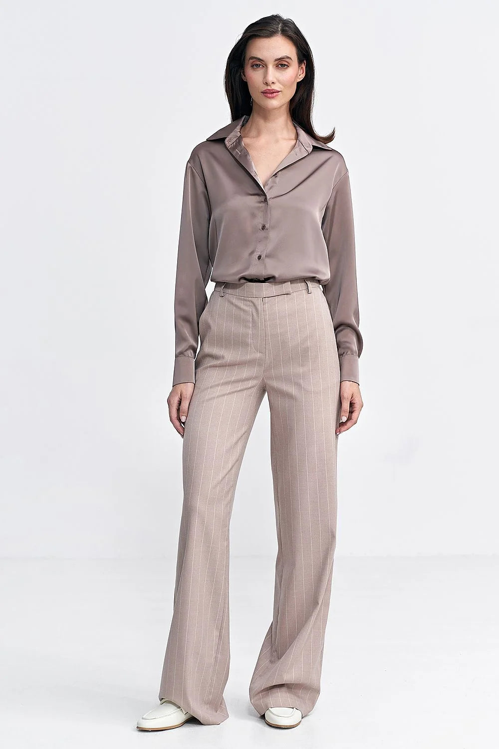 Pantalon long Nife pour femme, coupe ajustée, rayures verticales, taille haute, jambes larges, fermeture éclair invisible, style élégant, tissu confortable, occasion bureau ou décontracté