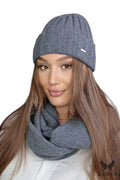 Bonnet et écharpe assortis en tricot gris pour femme, style chic et confortable hiver 2023