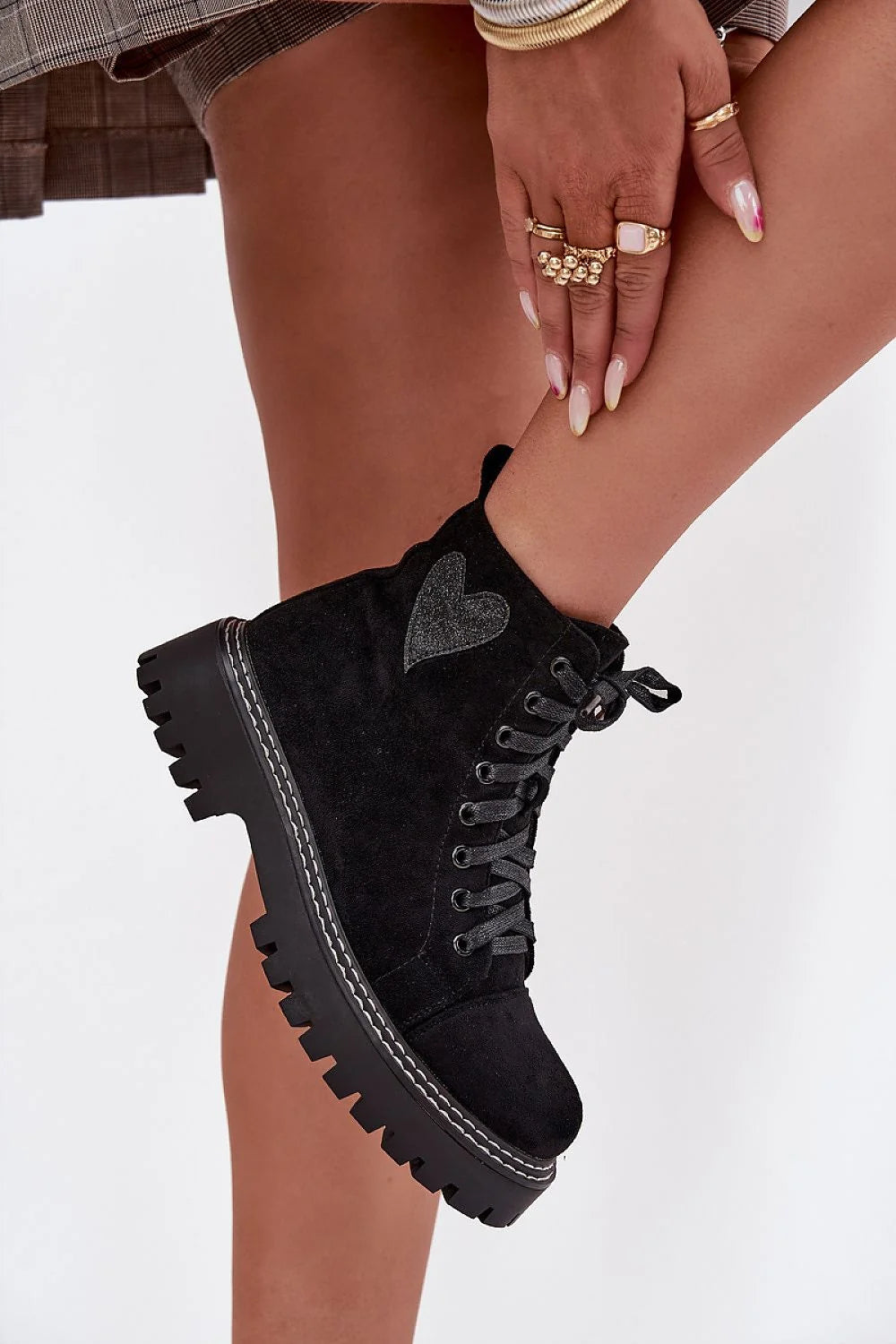 bottines femme suédine écologique noir rangers cheville zip latéral lacets œillets métalliques semelle crantée plateforme patch cœur pailleté