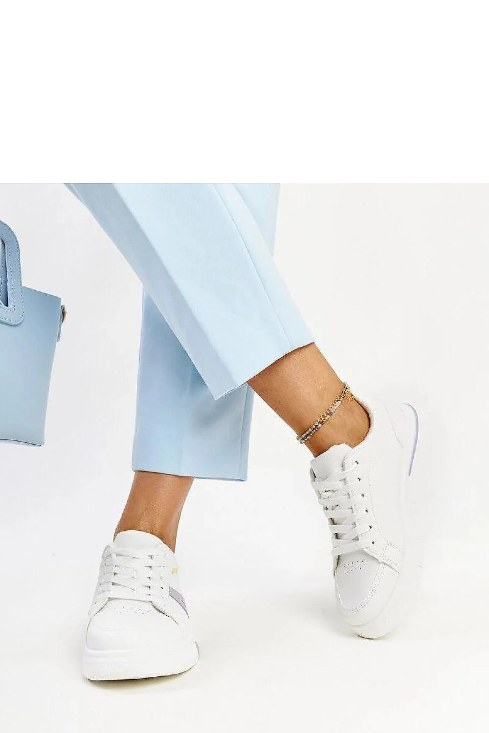 baskets femmes mode design moderne minimaliste blanc cassé lavande ligne latérale perforations cuir synthétique semelle épaisse plateforme confortable lacets antidérapante