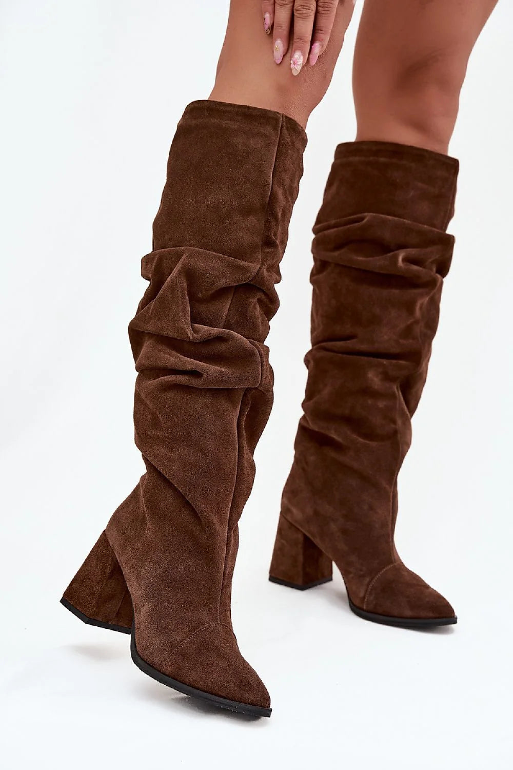 bottes femme suédé marron hauteur genou tige plissée froncée bout pointu talon colonne stable semelle noire doublure isolée chaude rétro