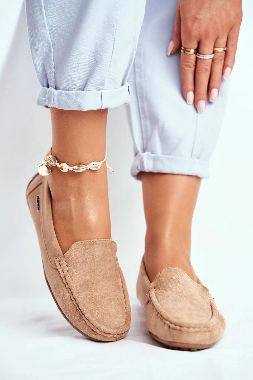 mocassins femme daim bleu gris veloutés élégants intemporels confortables slipon bout arrondi surpiqûres semelle caoutchouc bijoux cheville dorés