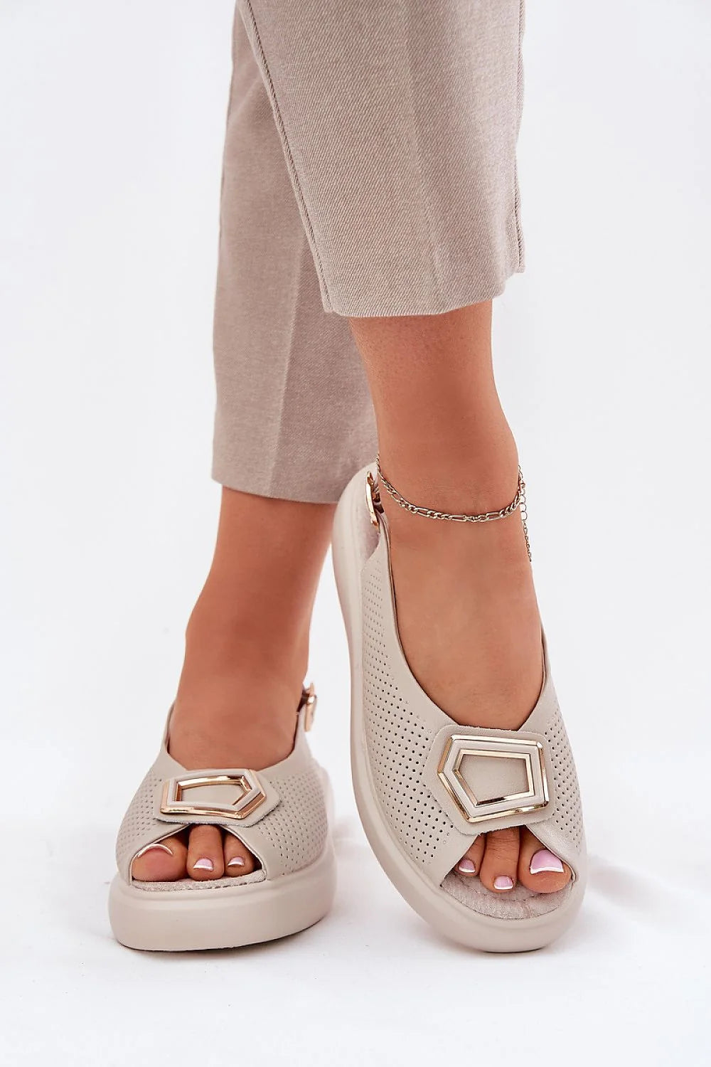 Sandales pour femmes design moderne style minimaliste cuir synthétique beige doré plateforme basse confort perforations détail métallique occasion ville décontracté