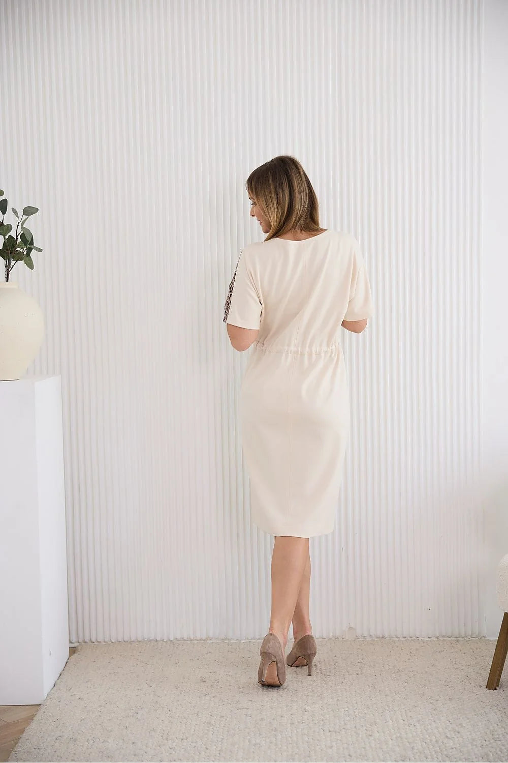 Robe de jour élégante pour femme mature en tricot confortable manches courtes couleur beige ajustable à la taille