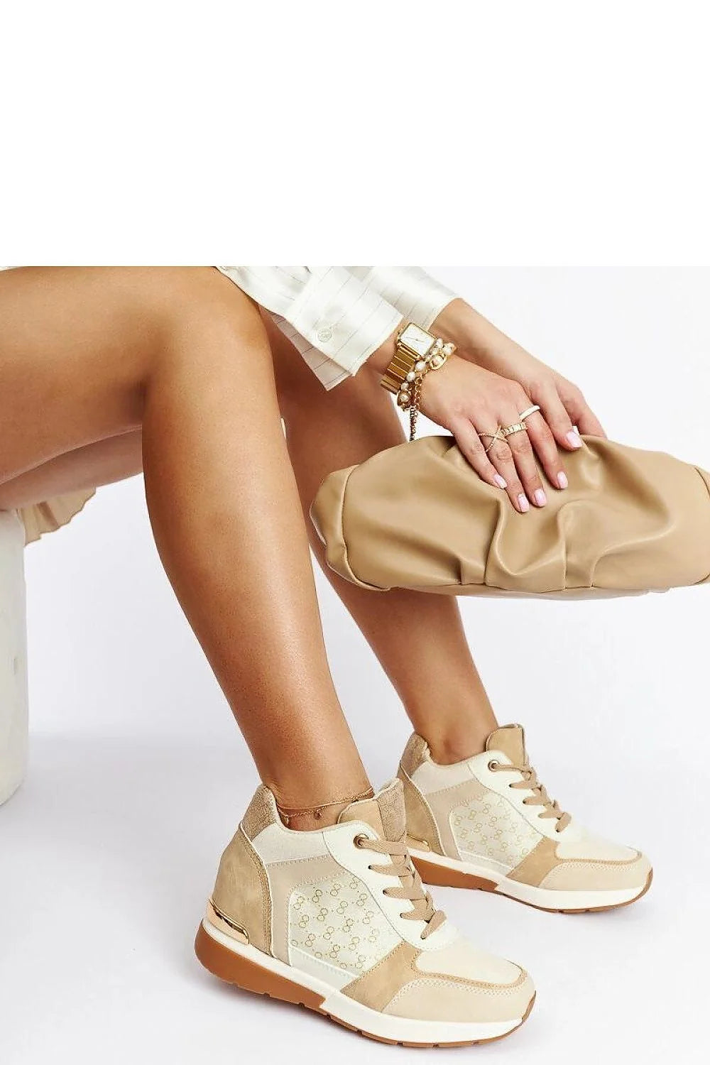 baskets compensées beiges Chestnut cuir écologique suède synthétique bicolore montantes haute silhouette perforées monogramme dorées talon semelle épaisse