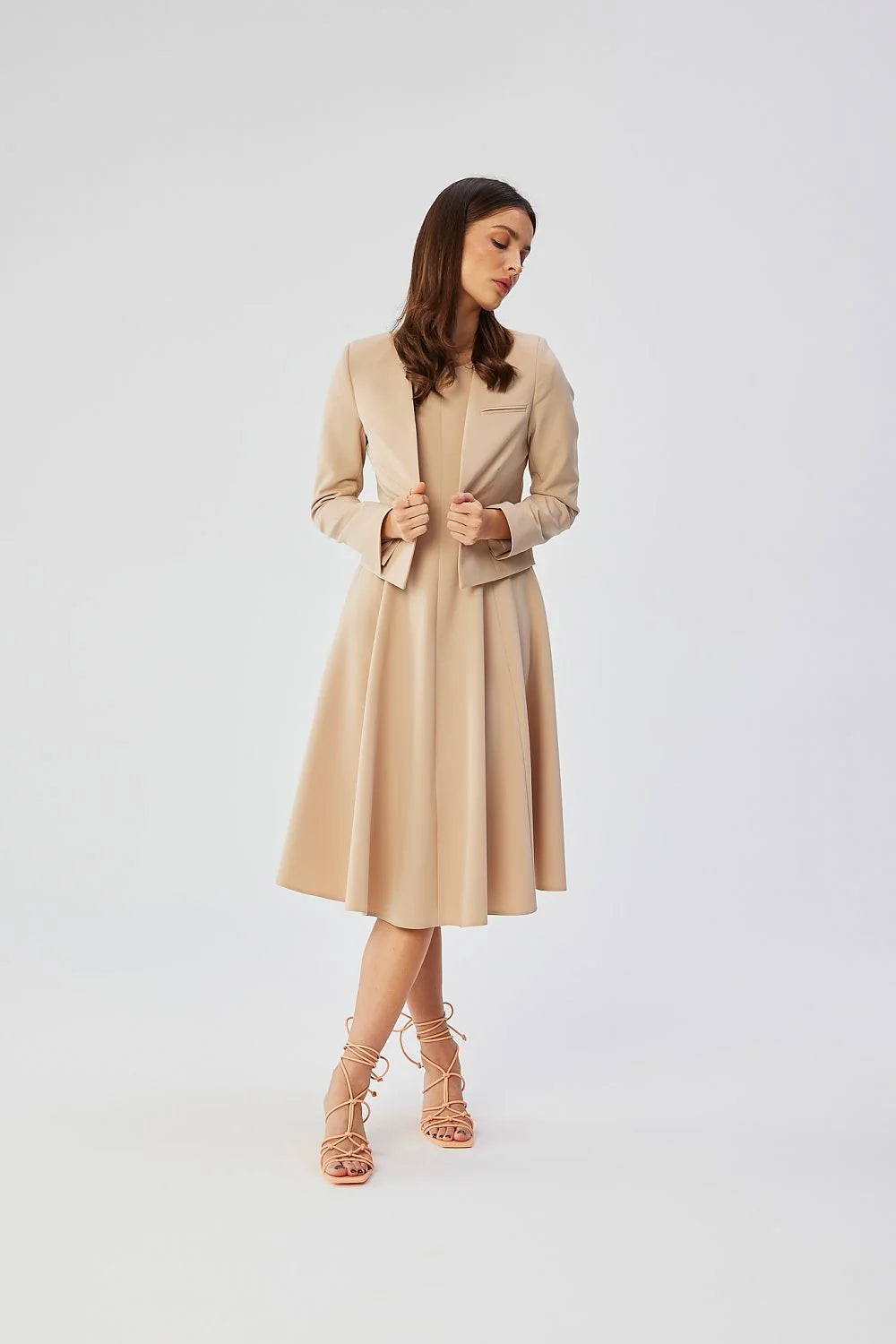 Robe évasée élégante avec veste boléro ton beige clair ajustée manches longues dos nu polyester femme