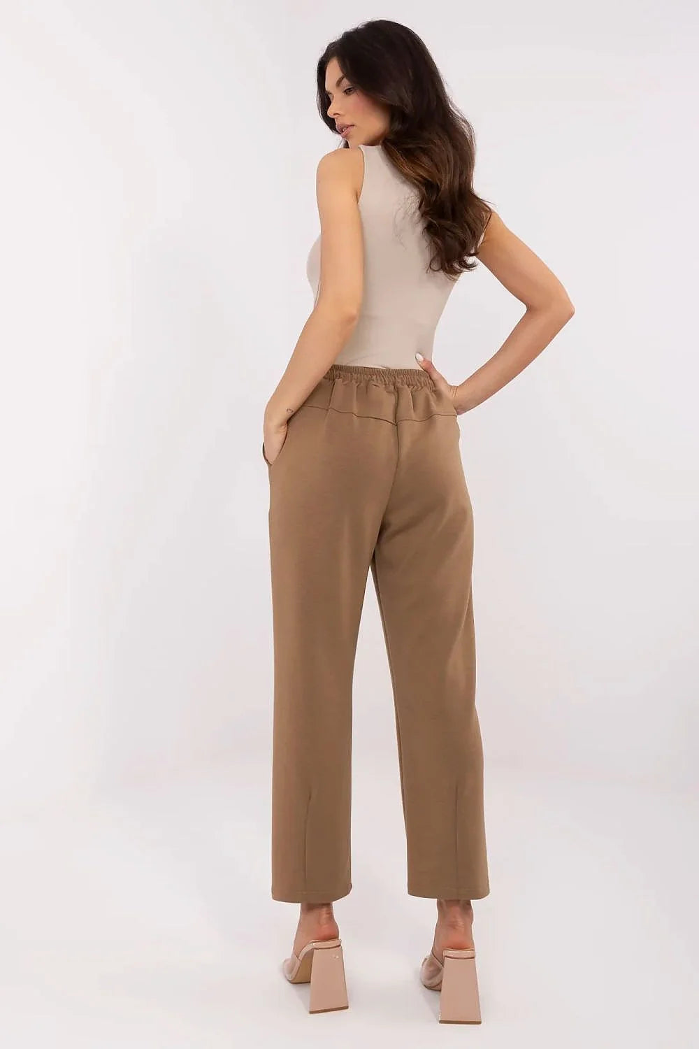 Tenue femme débardeur beige pantalon marron clair casual chic taille haute jambe droite matière polyester coton occasion ville bureau weekend