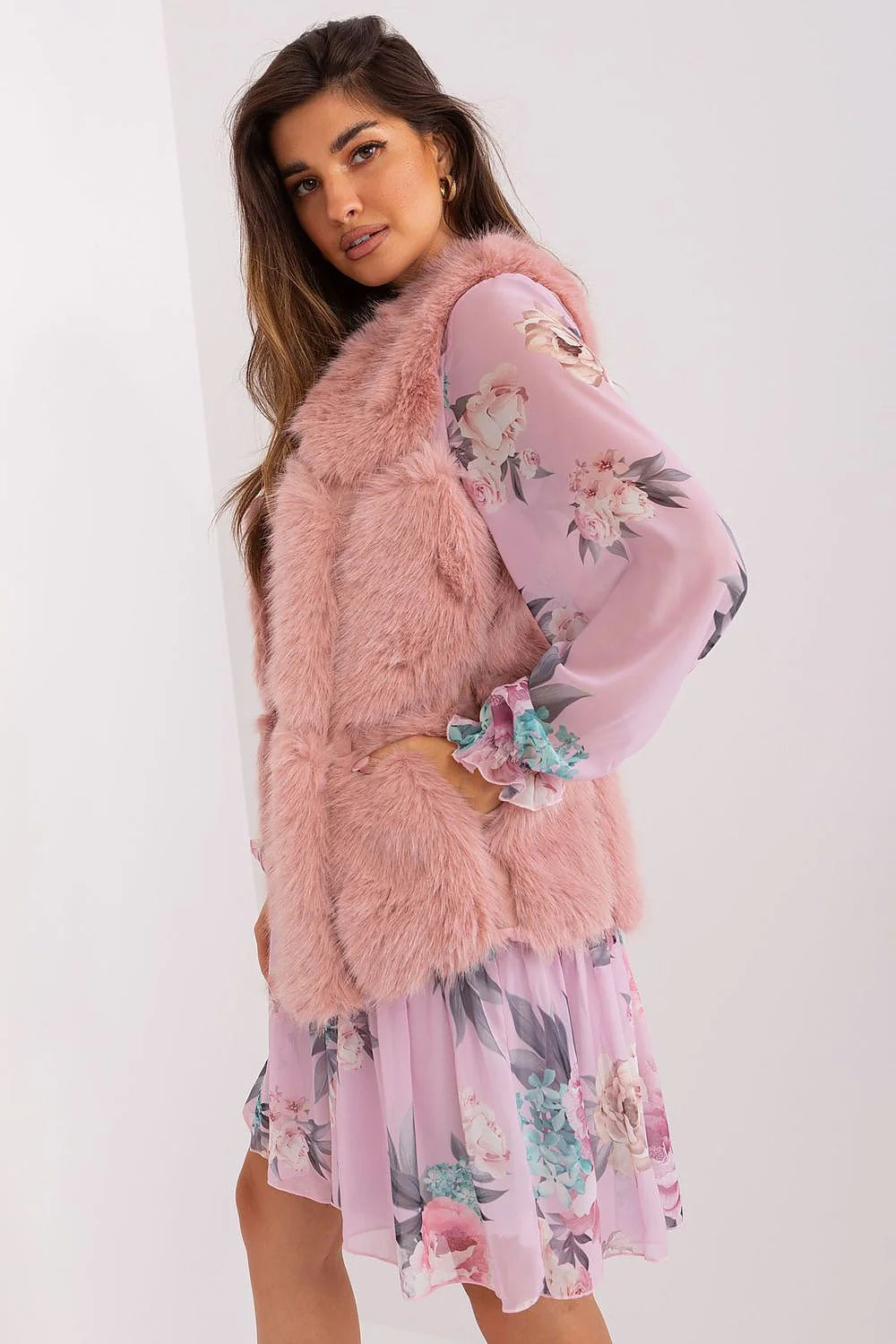 ensemble robe chemisier imprimé floral gilet fourrure rose clair chiffon fluide manches longues col volants lien taille marquée