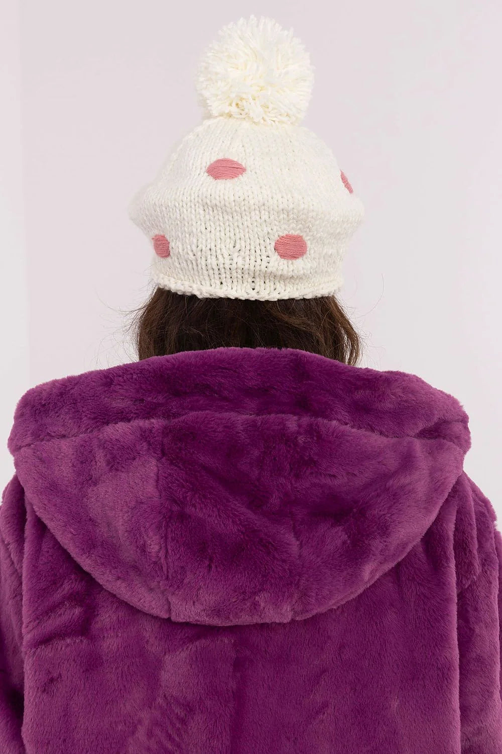 Bonnet à pompon motifs pois en laine douce veste fourrure violette pour femme hiver mode élégante