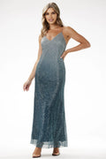 robe longue élégante pailletée bleue métallisée dégradé argenté décolleté V fines bretelles spaghetti coupe ajustée silhouette fluide cheville