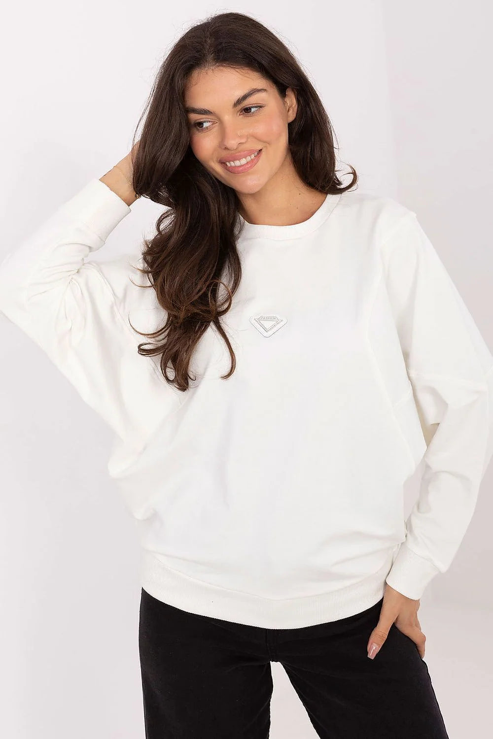 sweatshirt femme oversize blanc col rond coupe boxy manches longues poignets ourlet molletonné doux jersey patch diamanté minimaliste polyvalent superposable