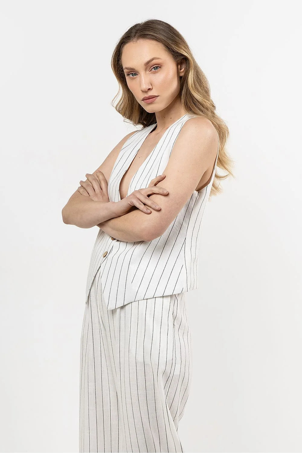 Gilet sans manches en lin rayures verticales blanc cassé pantalon taille haute femme style classique