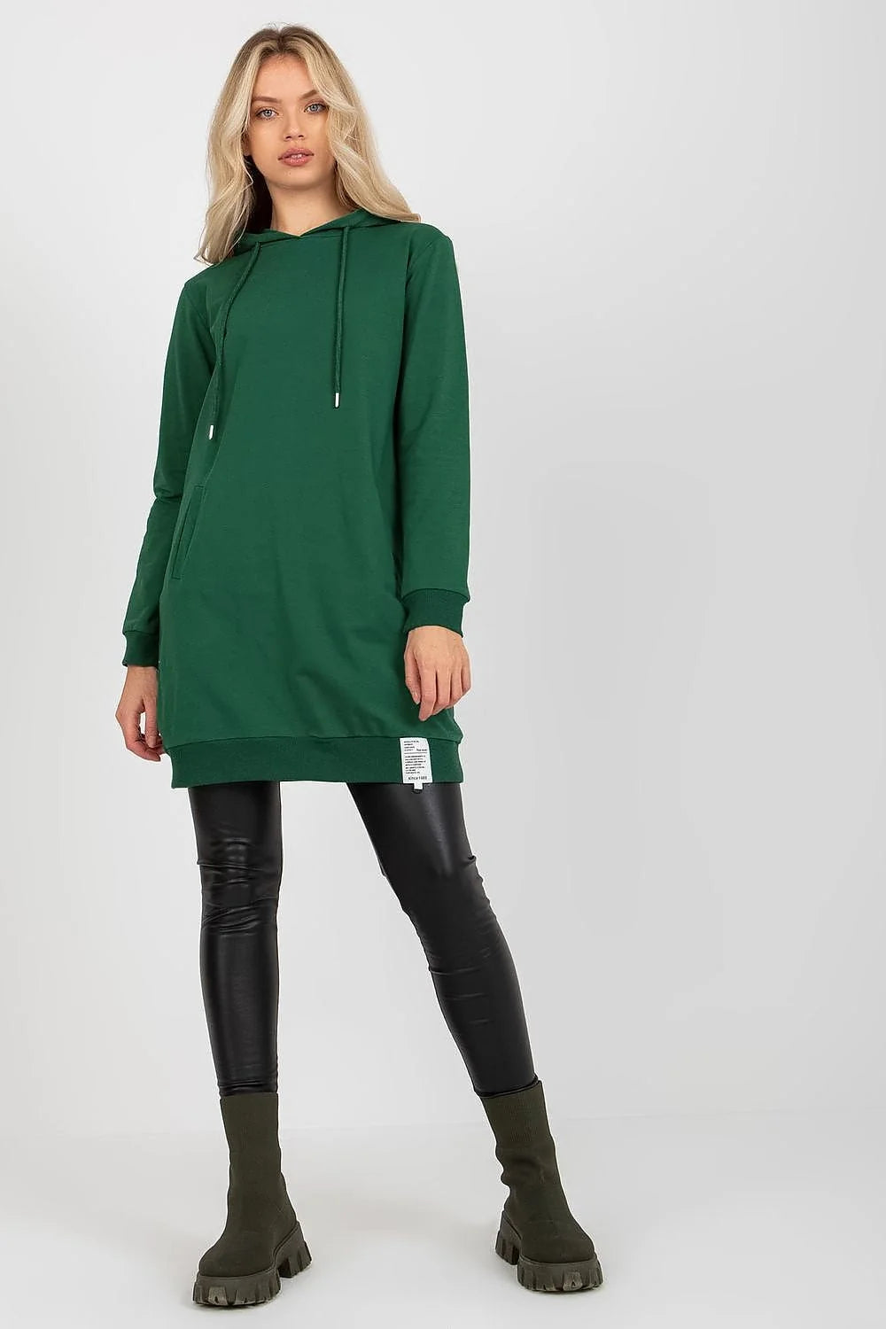 robe sweat capuche kangourou oversize mi cuisse molleton vert sapin legging brillant noir moulant bottines olive semelle crantée