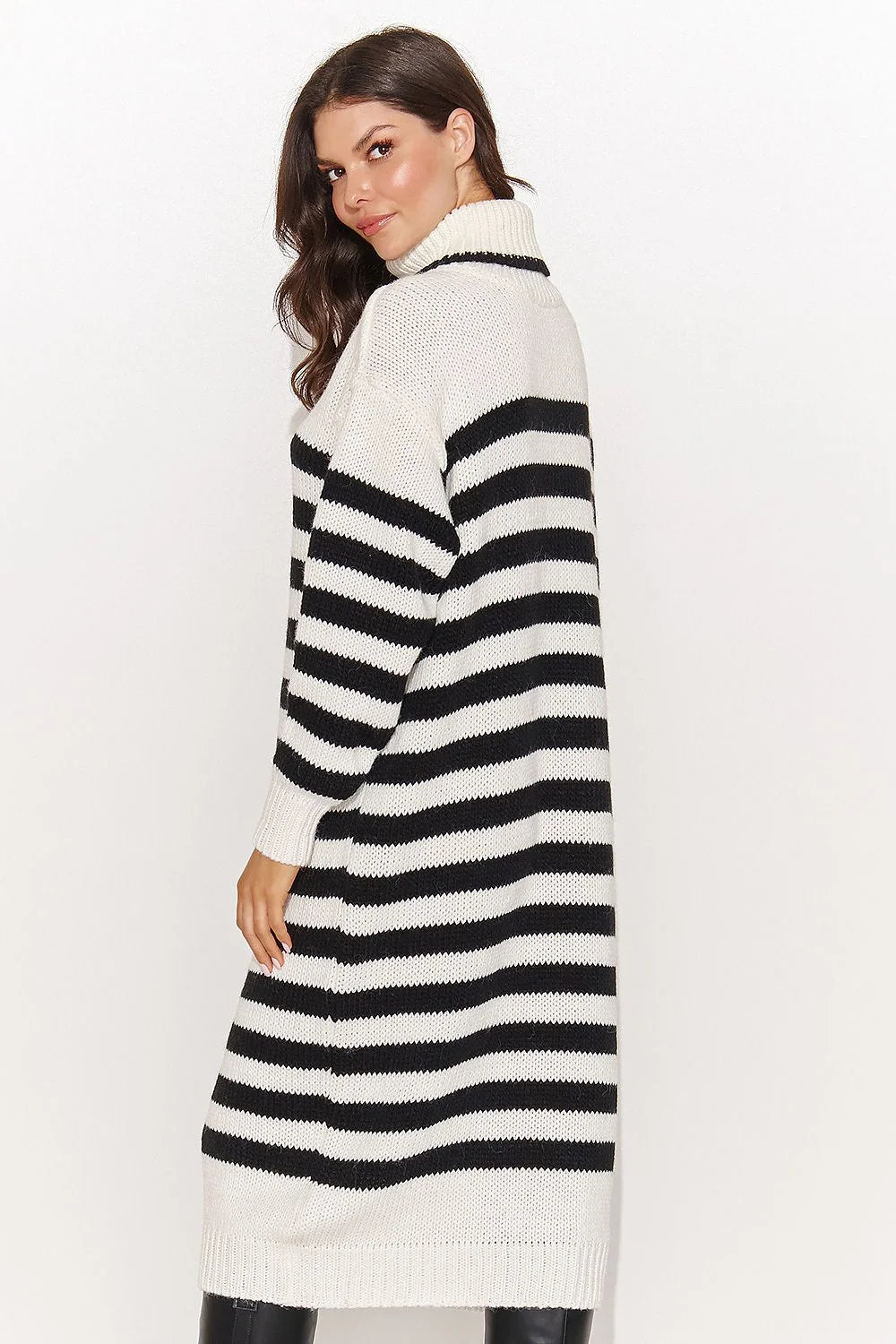 Robe-pull longue rayures noires et blanches col roulé épais manches volumineuses maille côtelée laine ou acrylique silhouette ample femme usage casual et semi-formel