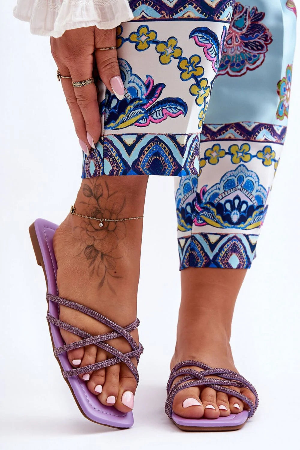 Sandales femmes style moderne estival coloris lavande lanières strass cuir écologique confort semelle plate