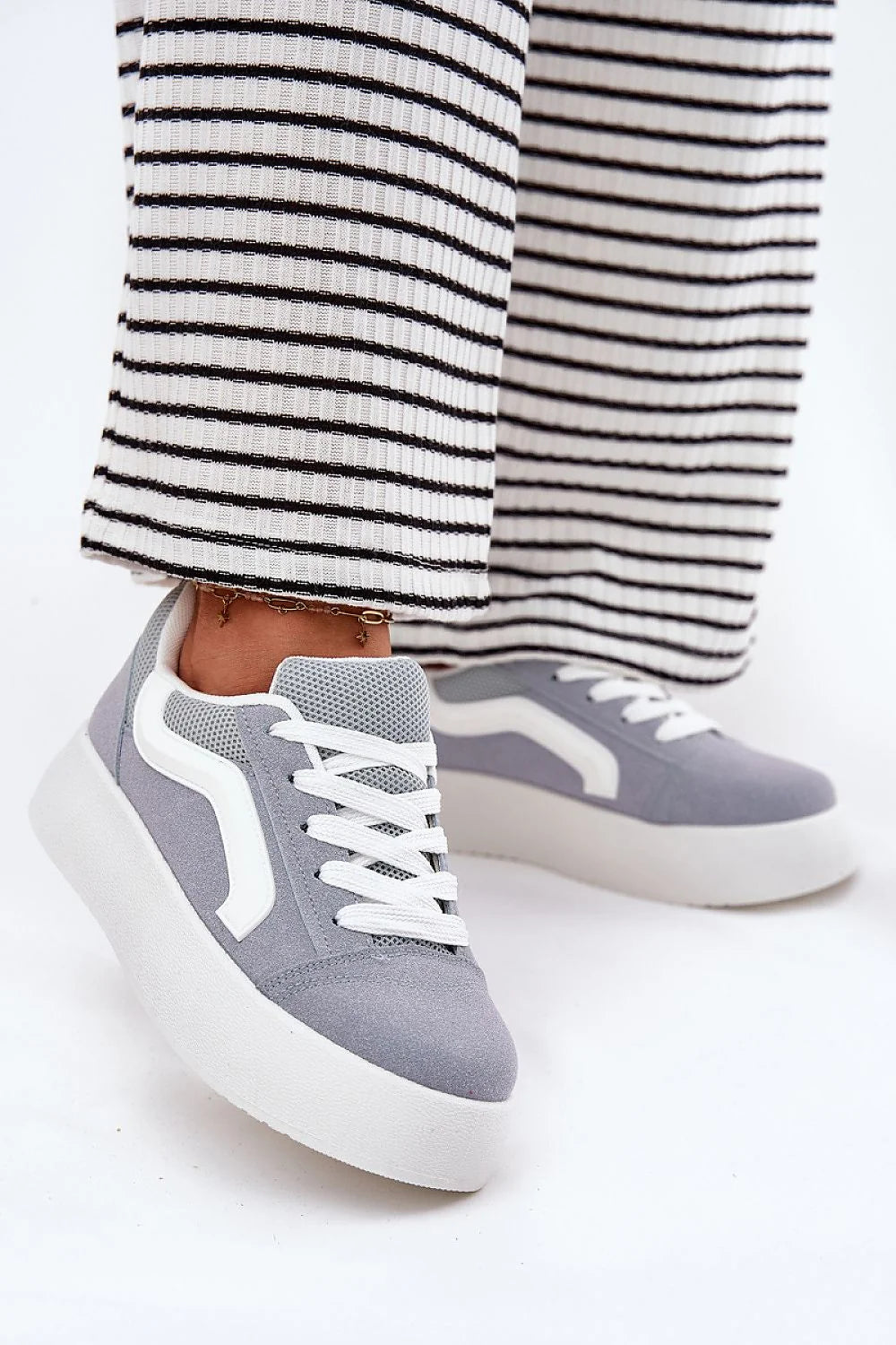 Chaussures de sport pour femmes en suédine éco-responsable style moderne urban comfort baskets grises et blanches