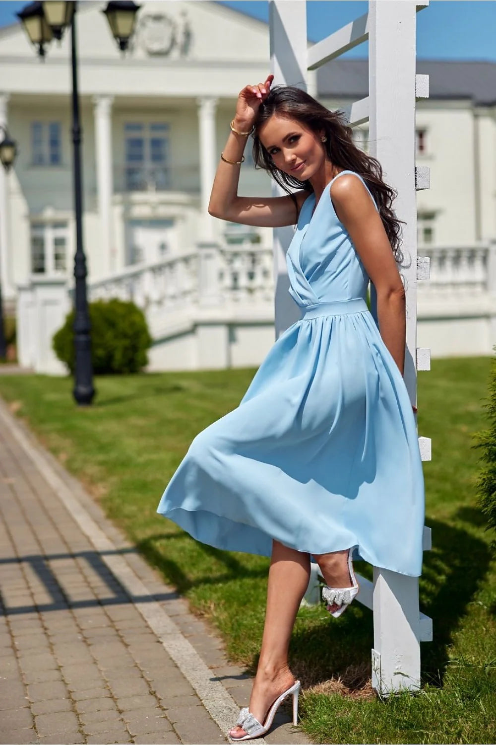 Robe de cocktail style décontracté couleur pastel bleu midi taille ajustable dos légèrement découvert bretelles larges polyester 100% femme