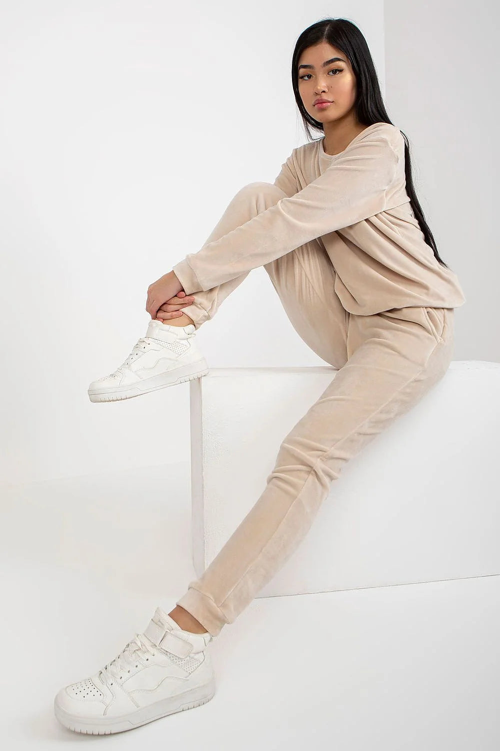 ensemble femme moderne velours oversize blouse pantalon manches longues coupe ample jogger fuselé taille élastique bas resserré beige