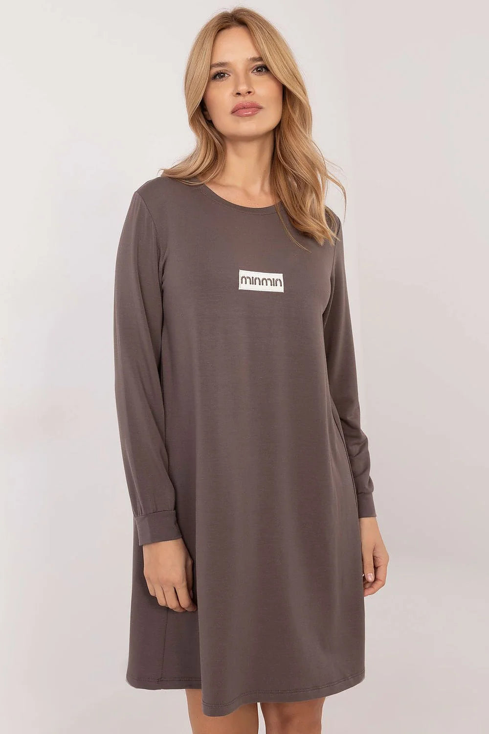 Robe de jour Relevance pour femme en micro-modal, couleur brun taupe, manches longues, encolure ronde, coupe droite, logo blanc, style casual, confort et style