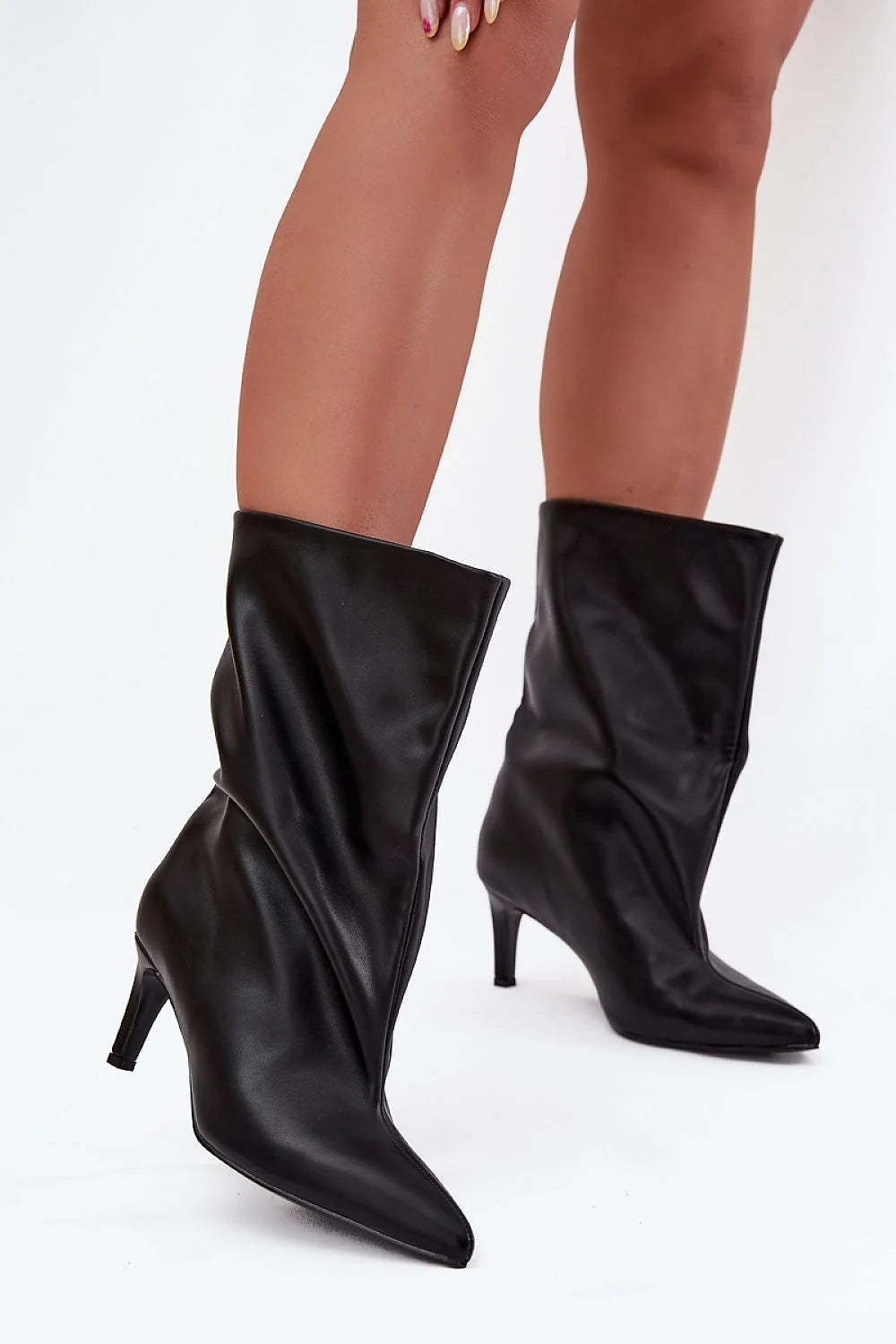 bottines mi mollet talon fin bout pointu silhouette effilée tige souple plissée drapée cuir synthétique noir mat élégant féminin