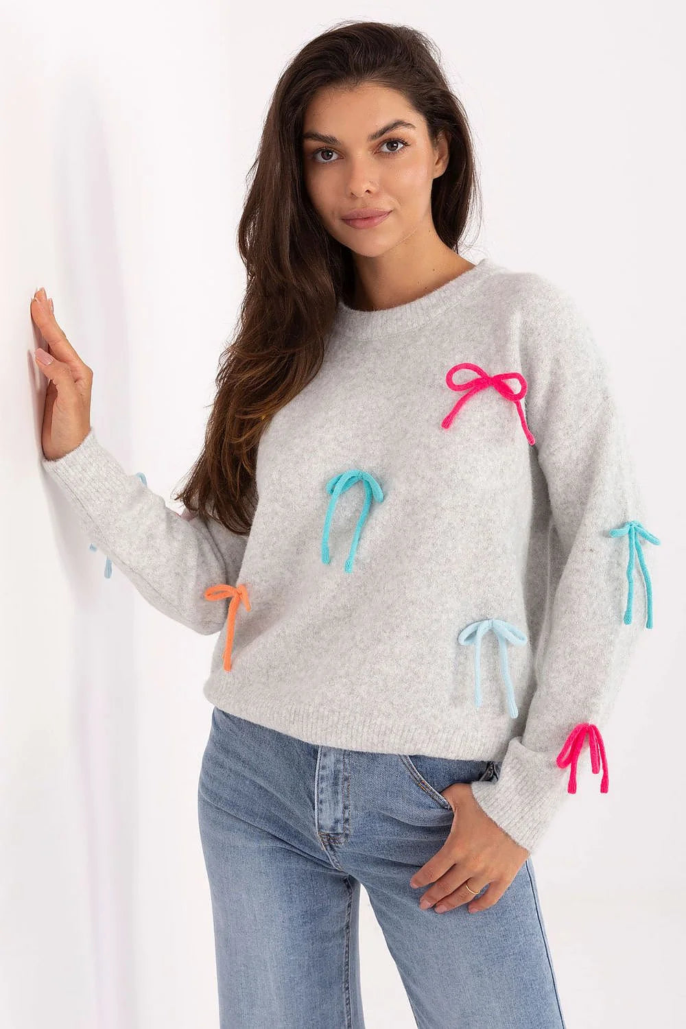 pull femme maille duveteuse gris clair coupe droite légèrement oversize col rond bords côtelés manches longues nœuds cordon multicolores moelleux