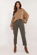 Pantalon cargo femme coupe droite taille haute tissu coton polyester vert kaki boucle dorée ceinture noire style utilitaire élégant confortable mode