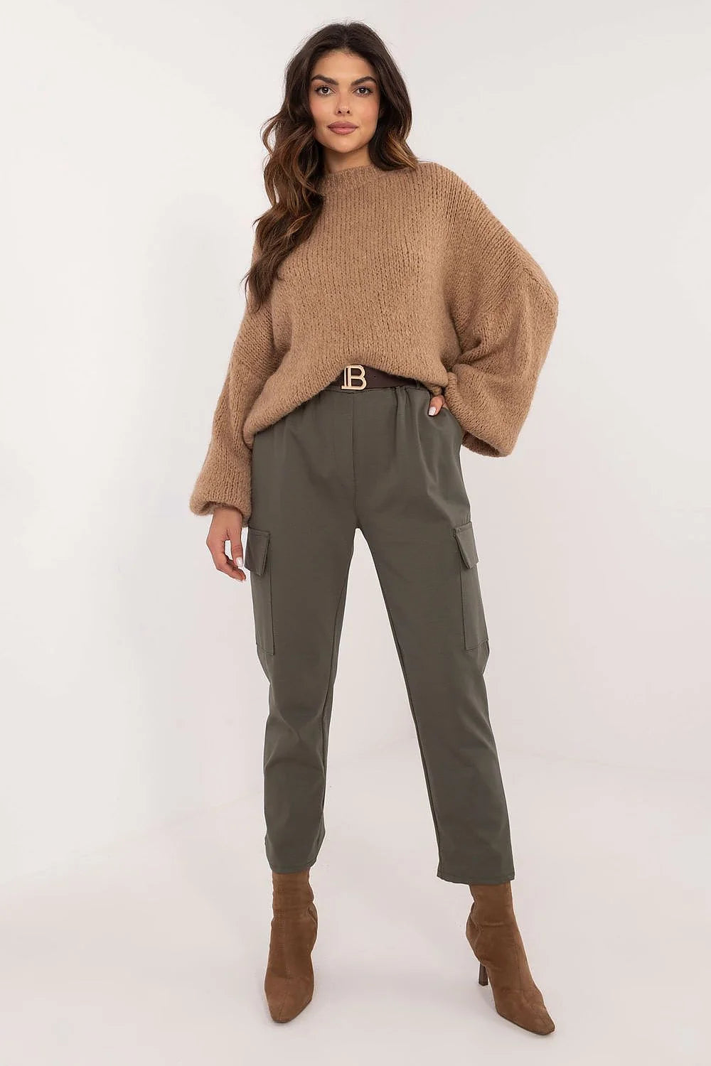Pantalon cargo femme coupe droite taille haute tissu coton polyester vert kaki boucle dorée ceinture noire style utilitaire élégant confortable mode