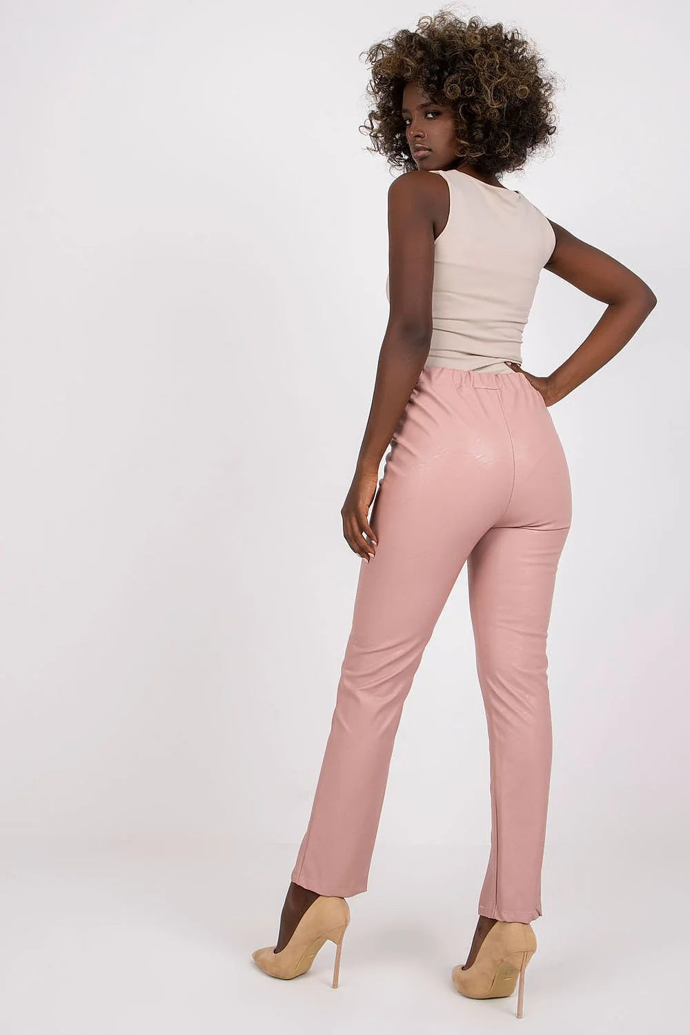 Pantalon femme style moderne cuir écologique taille haute slim fit rose poudré élastique fentes occasion semi-formelle