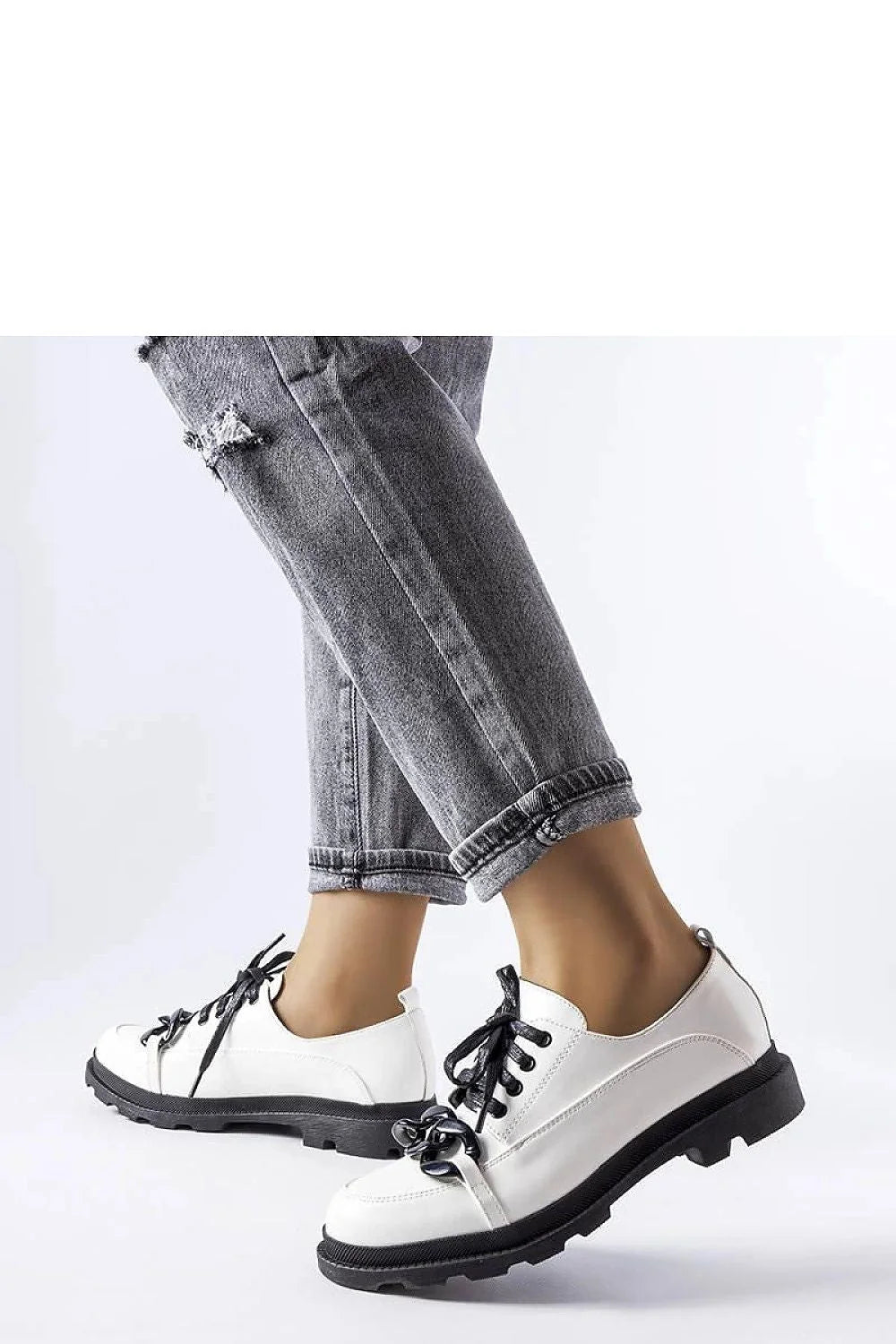 Chaussures basses pour femme en cuir synthétique blanc, chaîne décorative noire, lacets noirs, semelle en caoutchouc noir, design moderne et élégant, look décontracté-chic, été, ville, soirée