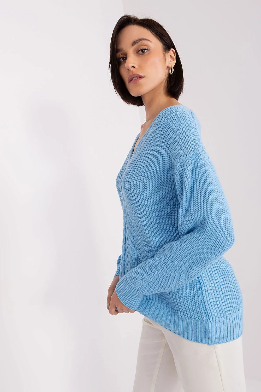 Chandail pour femme bleu clair maille épaisse motif torsadé col V manches longues finitions côte