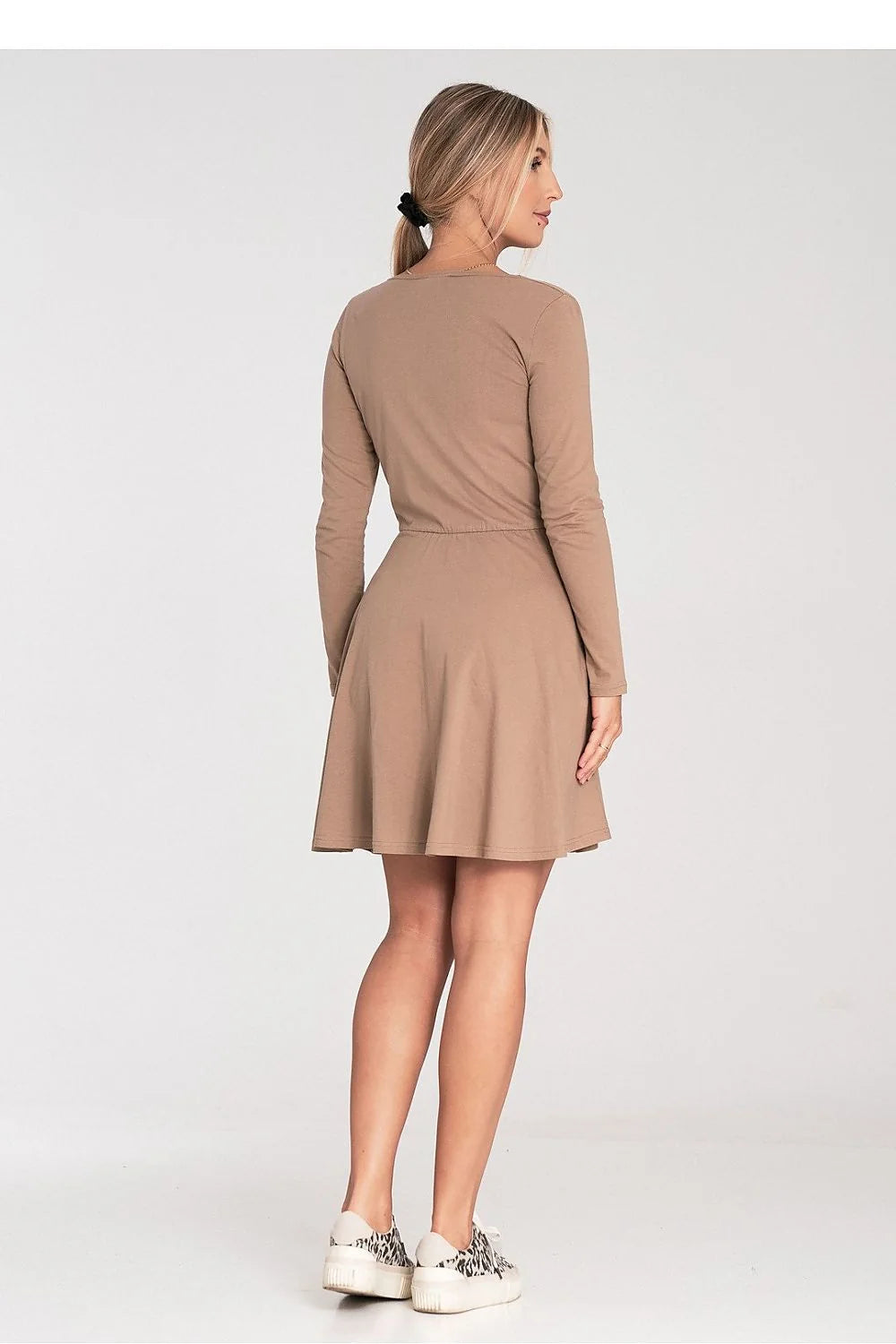 Robe de jour polyvalente femme en coton élasthanne beige clair manches longues encolure cache-cœur silhouette A longueur genou