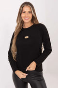 pull femme col rond côtelé manches longues coupe droite maille noire extensible coton élasthanne badge métallique doré minimaliste polyvalent confortable