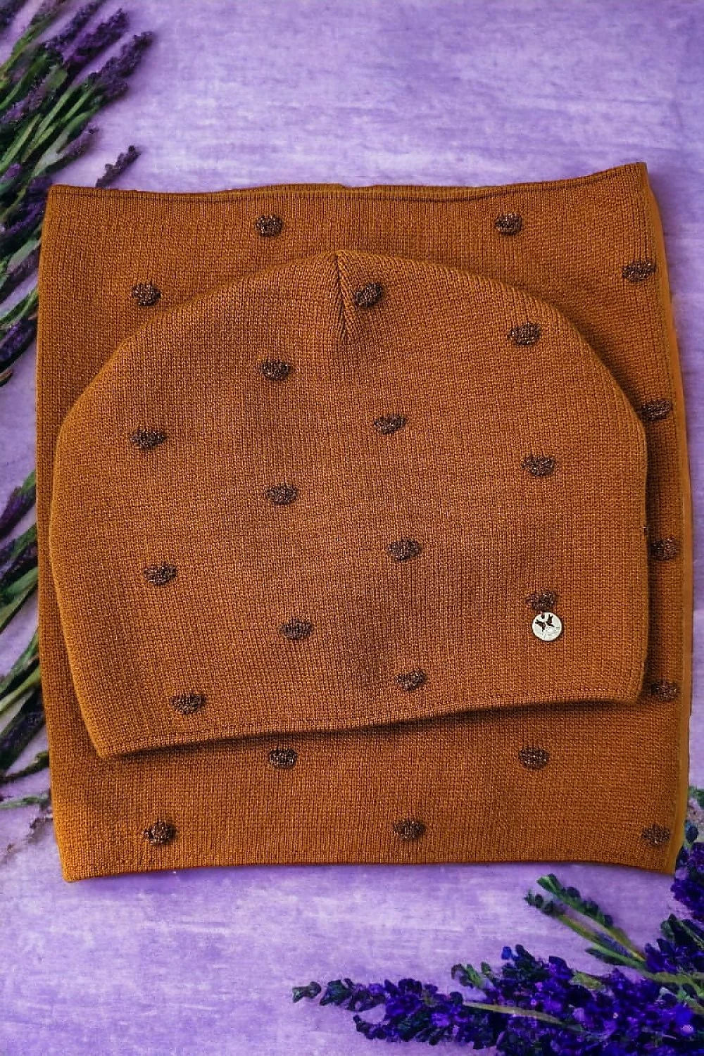 bonnet femme élégant automne hiver moutarde marron pois maille côtelé ample bord maintien confortable extensible viscose doux logo métallique KAMEA