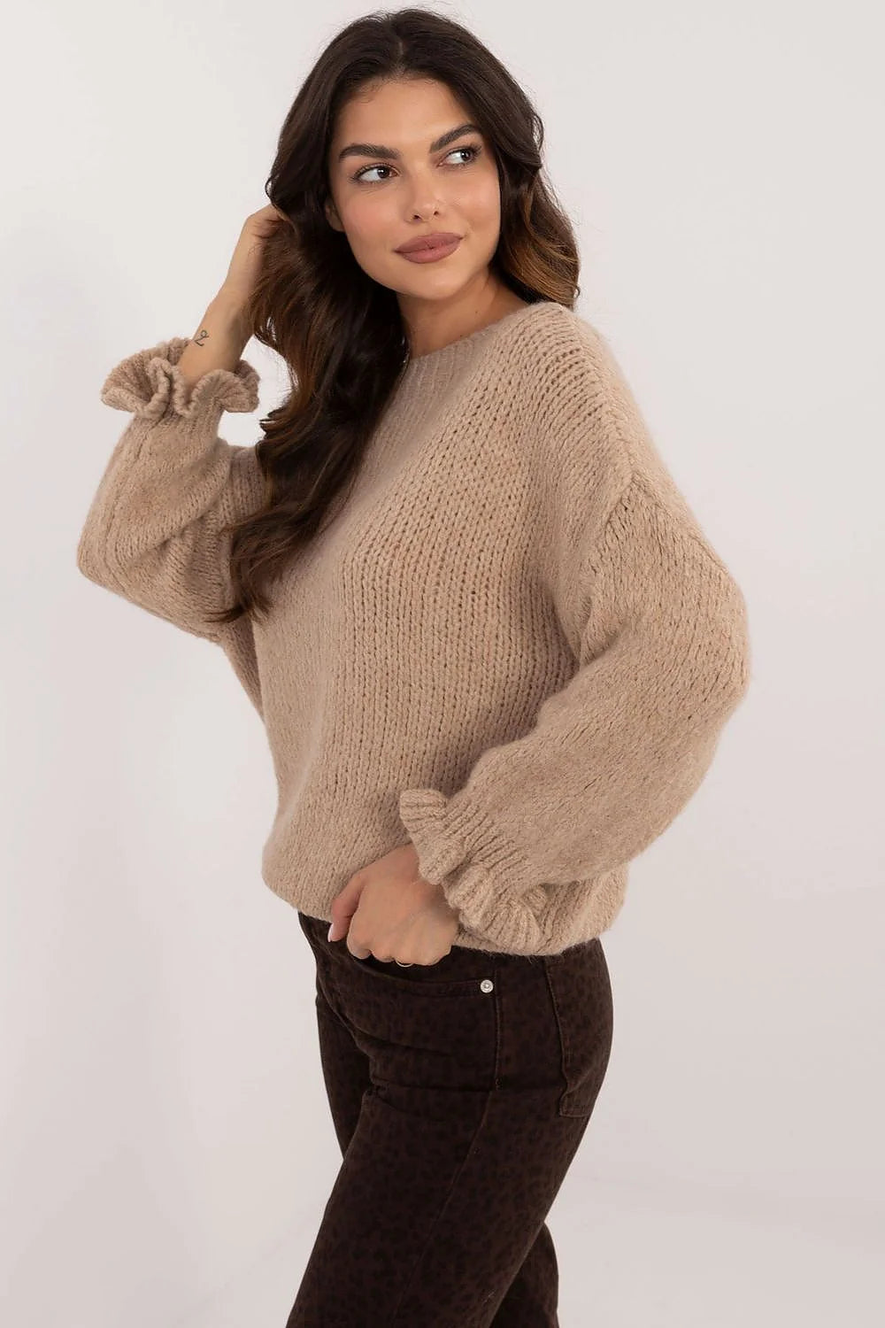 pull femme oversize beige camel grosse maille duveteuse col rond coupe ample longueur hanche manches longues ballon poignets froncés volantés