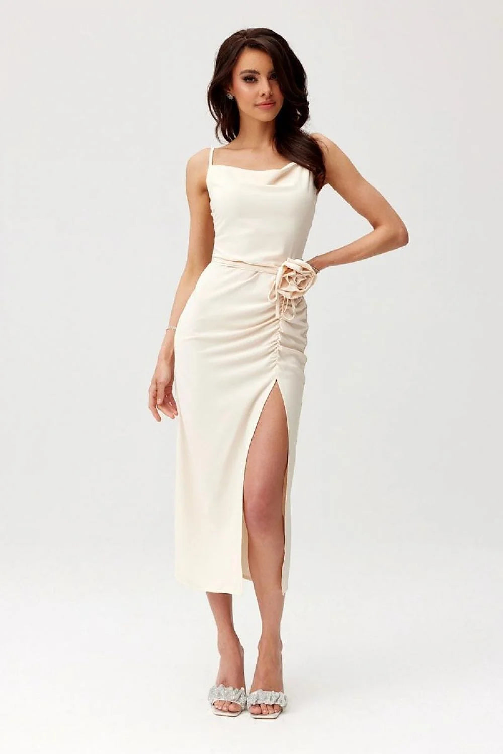 Robe de cocktail élégante crème ajustée encolure carrée bretelles fines fente sexy détails floraux femmes
