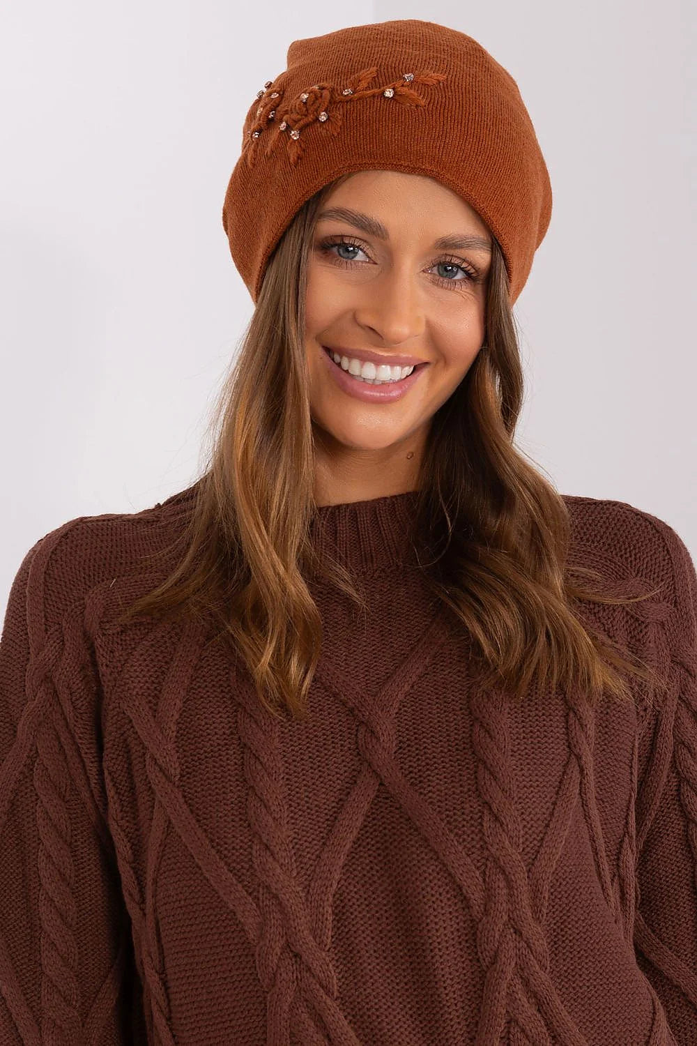 Ensemble sweater béret maille torsadée mélange laine acrylique coton cachemire couleur marron style classique moderne femmes